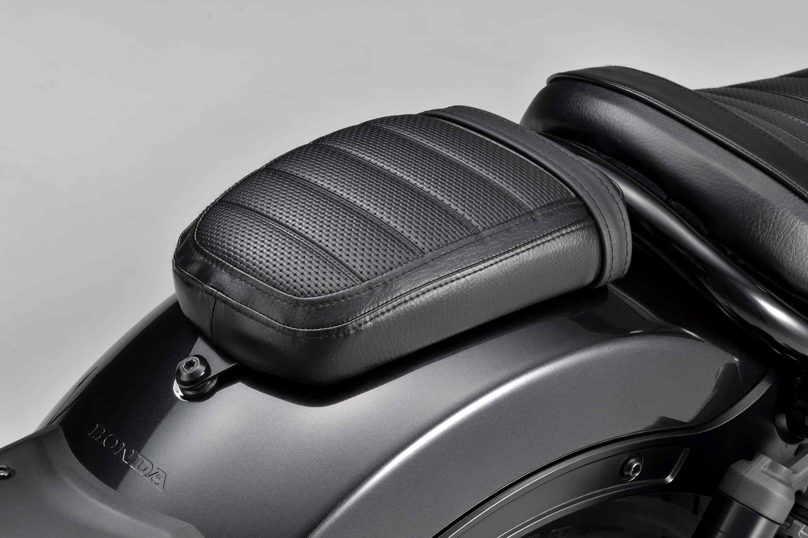 デイトナ シートカバーセット ロール(サイド部プレーン) (リア) (23ym Rebel 1100)